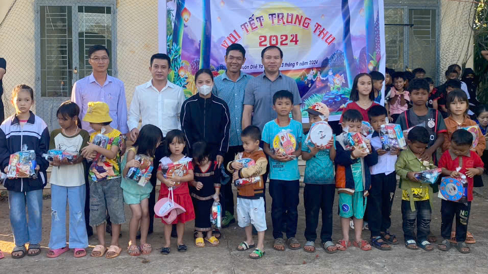 Văn phòng UBND tỉnh tổ chức hoạt động vui Tết Trung thu năm 2024 tại buôn kết nghĩa